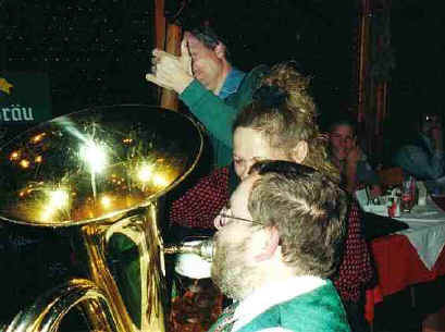 Hannes und seine Tuba beim Stammtisch in Hadersfeld 2000